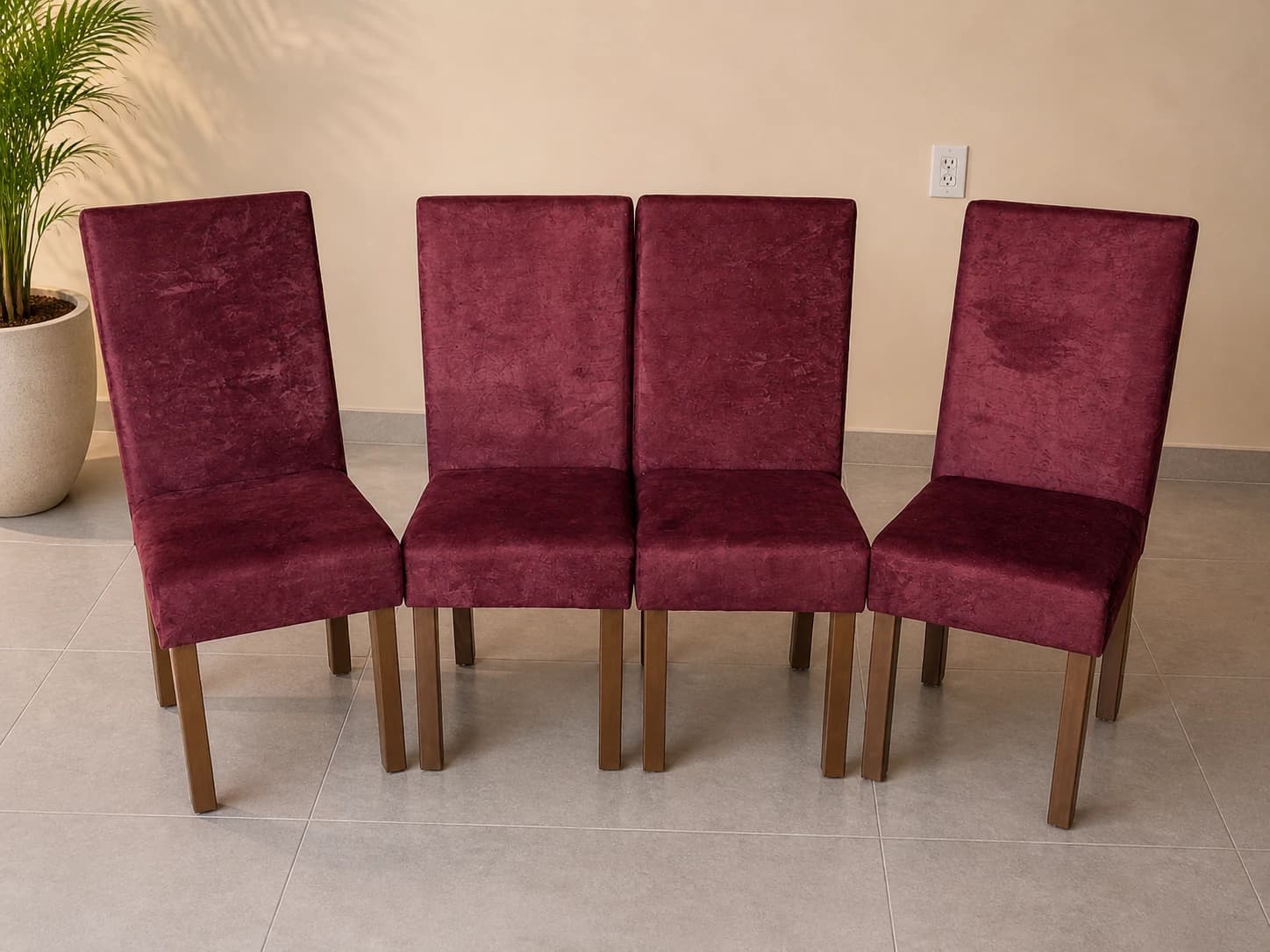 Cadeira de jantar Juannita estofada com design moderno