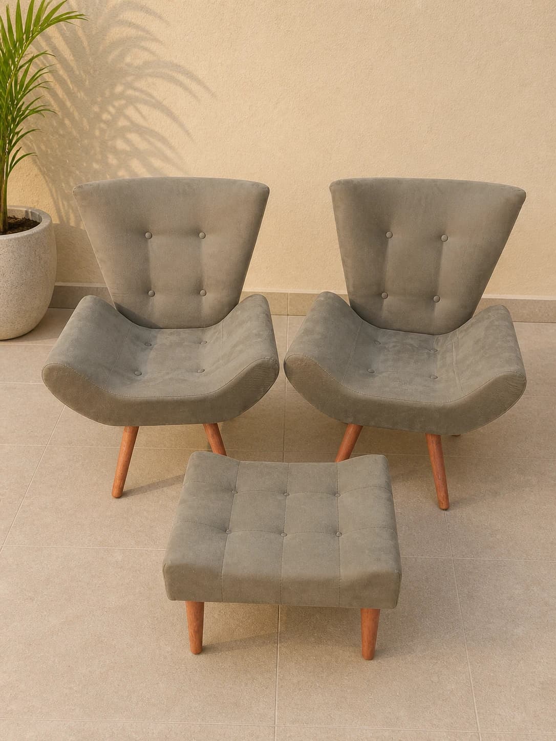 Poltrona Canoa com estofamento cinza e design moderno